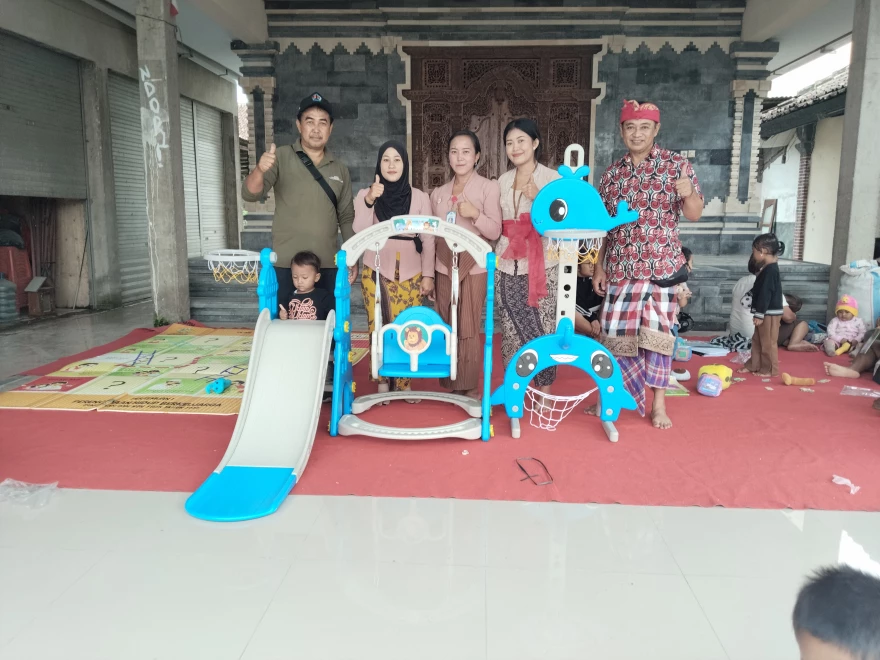 Penyerahan Bantuan permainan edukatif dari PLKB ke Desa Pupuan